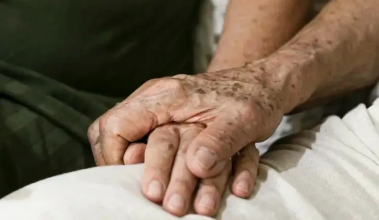 Mãos de idosos. Estudo indica que Doença de Parkinson se alastra no país