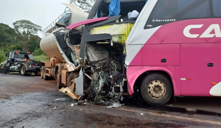 caminhão invade pista, bate de frente com
