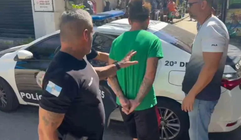 Sequestrador algemado sendo levado para a viatura da polícia