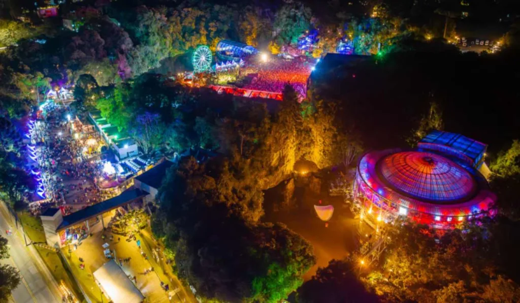 Vista área noturna do Coolritiba.