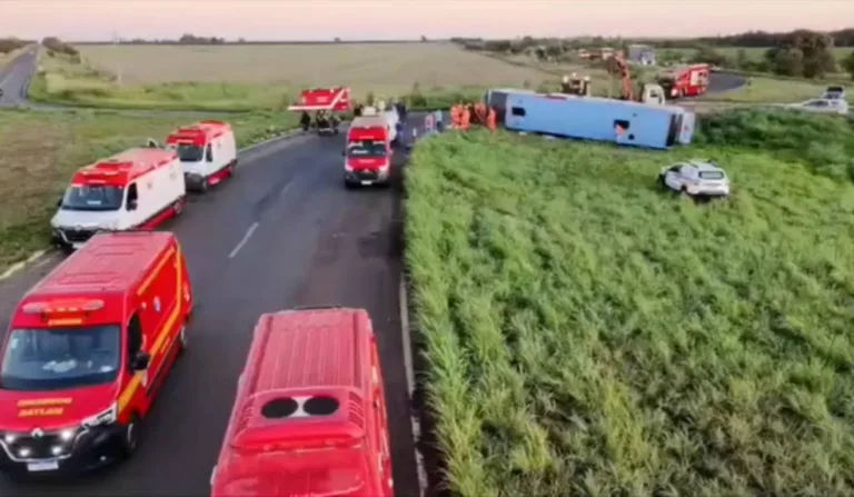 Acidente com ônibus na MG-223 aconteceu na madrugada desta terça-feira (8)
