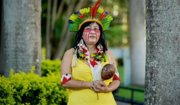 indígena com grafismos no rosto