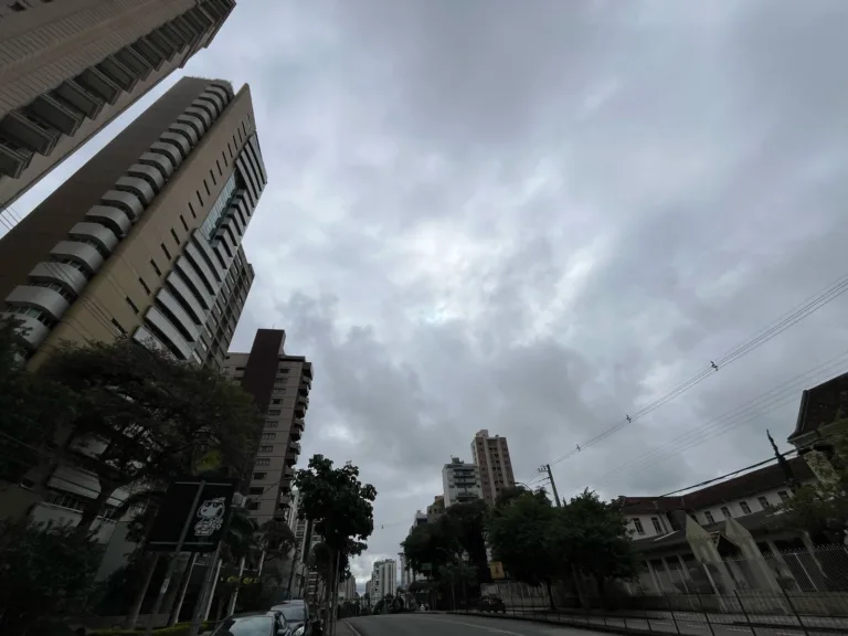 Céu de Curitiba cinza nublado, sem abertura de sol.