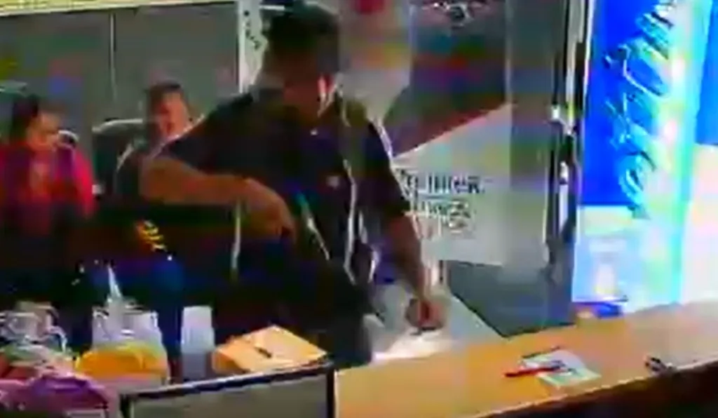 homem assaltando hospital veterinário