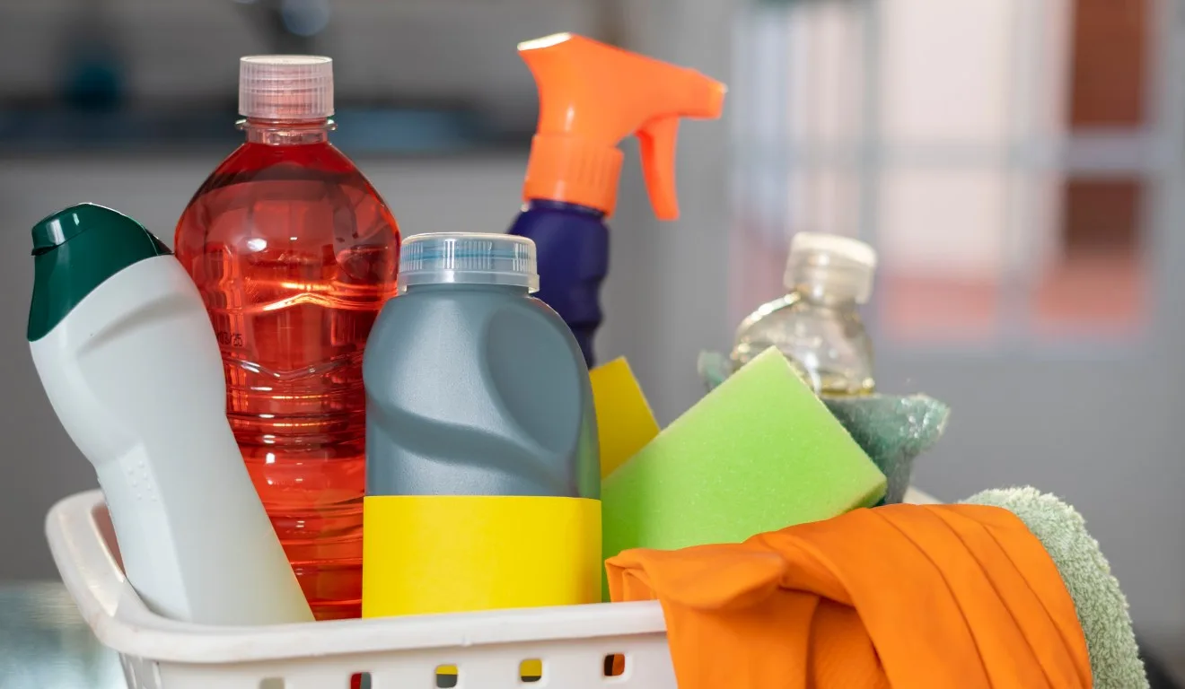 bicarbonato de sódio, detergente e pasta de dente para limpar tênis branco