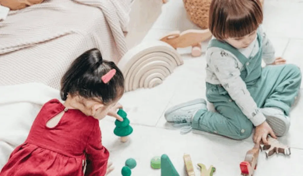 Imagem ilustrativa de uma menina e um menino.