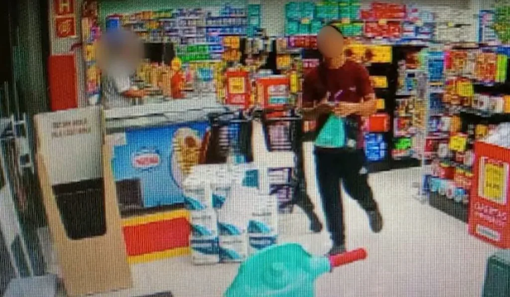 Funcionária que estava grávida sendo assaltada por suspeito em farmácia de Colombo