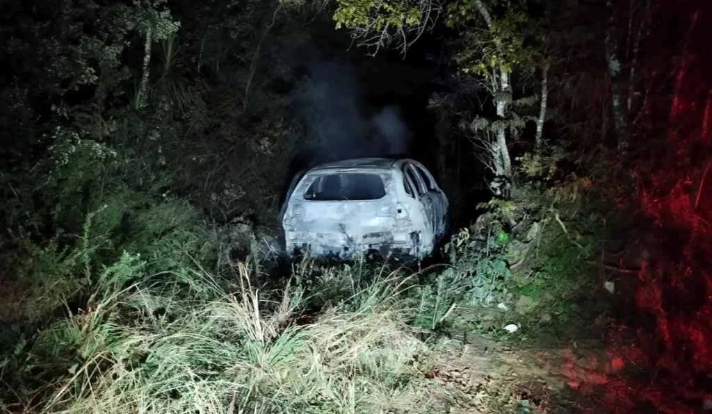 corpo carbonizado dentro de carro em Campo Magro