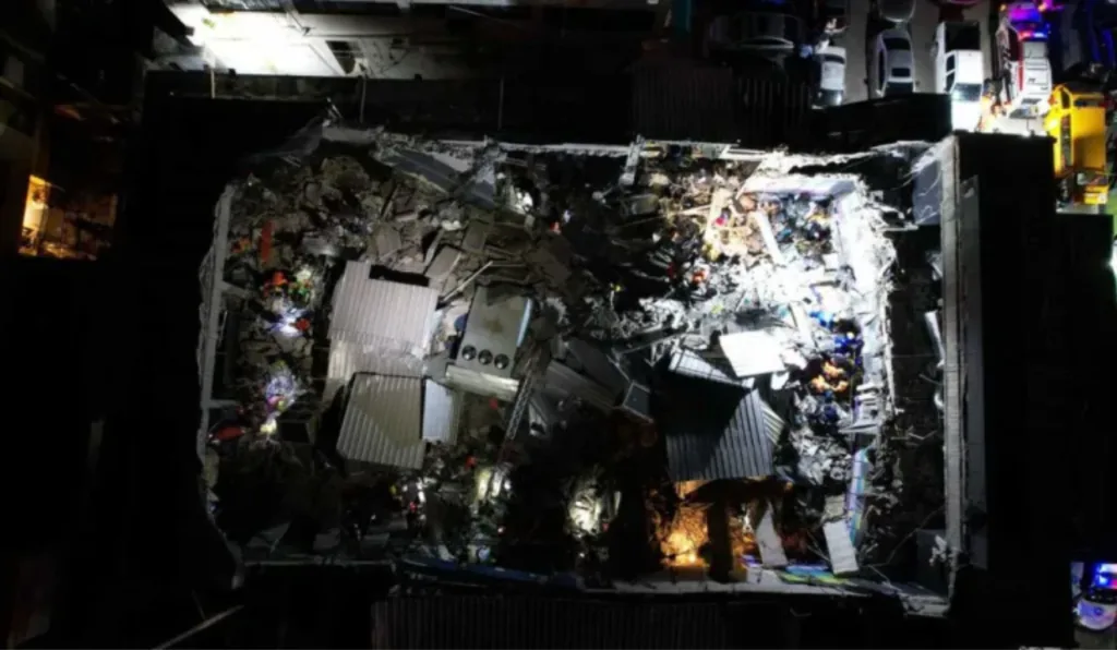 Imagem o desabamento da boate.