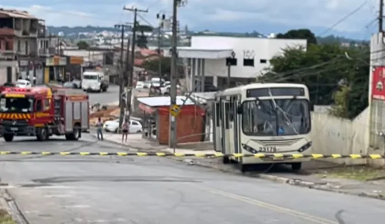 Ônibus desgovernado bate em poste e atropela idosa na Grande Curitiba