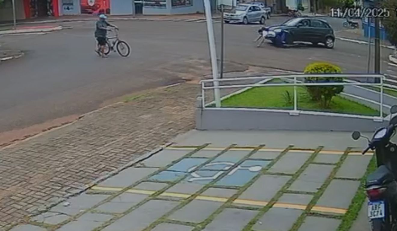 adolescente de bicicleta sendo atropelado