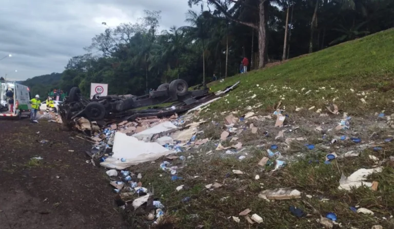 idoso morre em acidente entre caminhonete e caminhão na BR-376, em Guaratuba