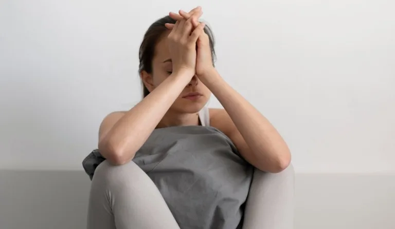 mulher sofrendo com ansiedade com as mãos na testa