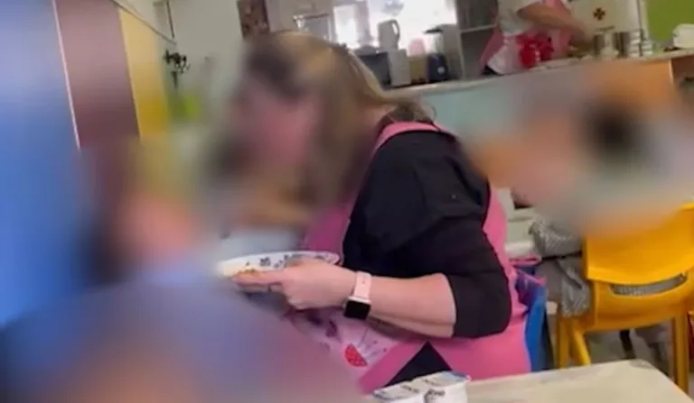 funcionária da creche forçando bebê a comer