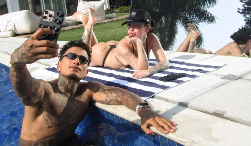 Dynho Alves e MC Mirella tomando sol.