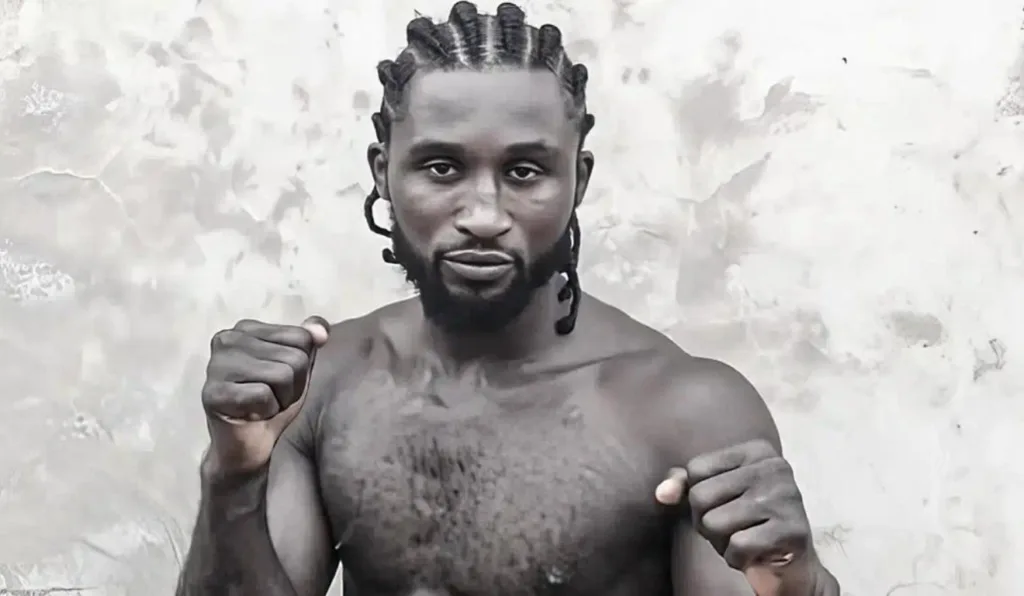 Gabriel Oluwasegun caiu no ringue no começo do terceiro round da luta. Os socorristas tentaram reanimá-lo ainda na arena