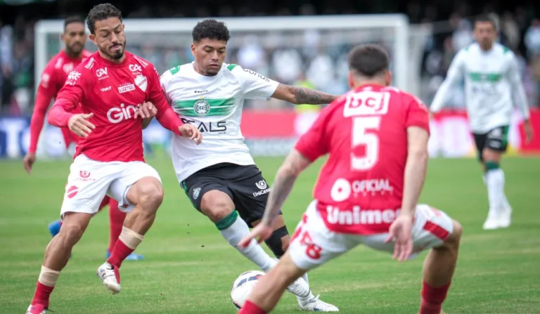 Coritiba e Vila Nova se enfrentaram pela Série B 2025.