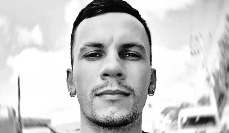 Homem sério em foto preta e branca