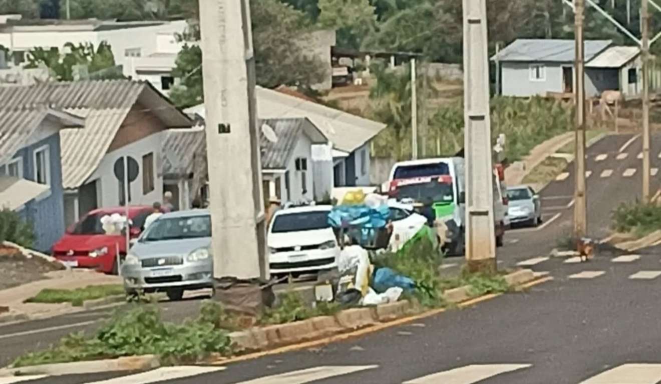 Criança foi encontrada com faca cravada no pescoço; pai fugiu após a confusão