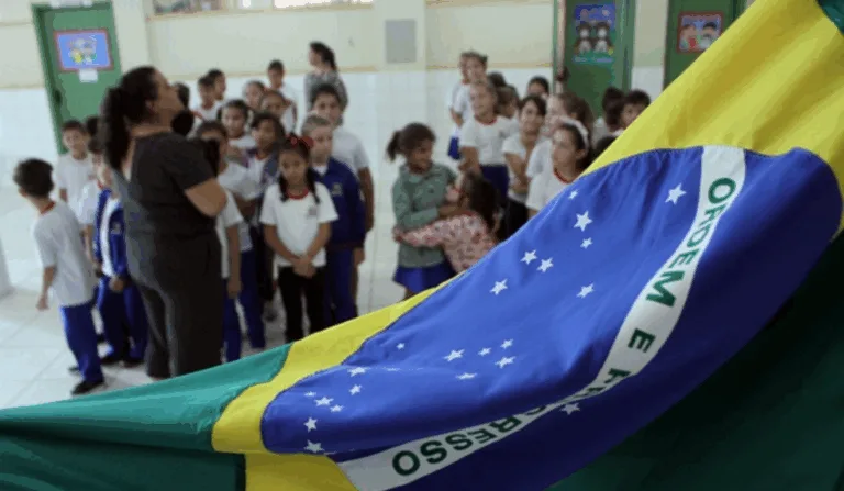 Crianças e a bandeira do Brasil.