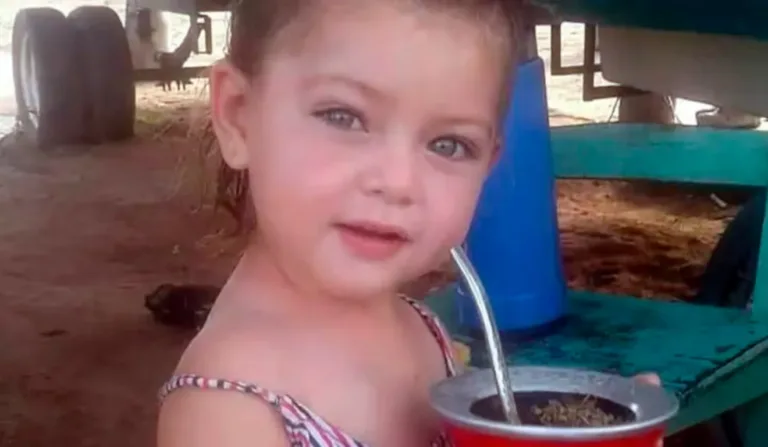 Menina com cuia nas mãos.