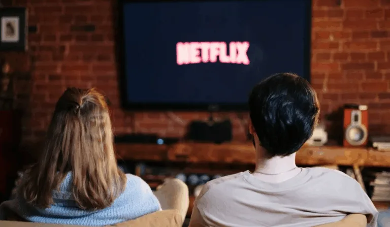 Imagem ilustrativa de pessoas assistindo a Netflix.