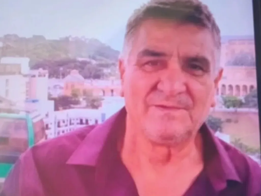 João Silva de Abreu, de 72 anos, sofreu uma descarga elétrica ao descer do veículo em Ubiratã. O carro pegou fogo após o choque.
