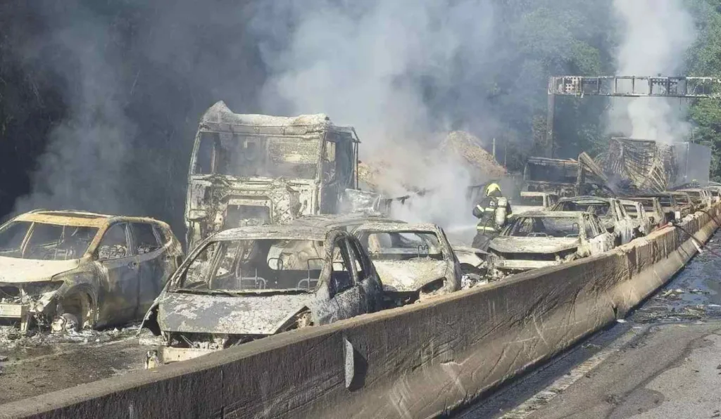 28 veículos foram consumidos pelas chamas após acidente na BR-101