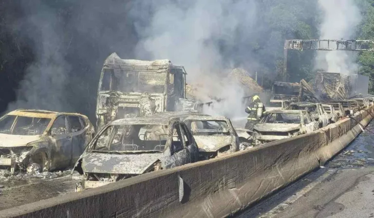 28 veículos foram consumidos pelas chamas após acidente na BR-101