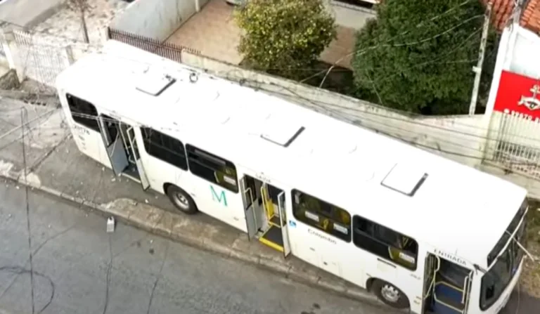 Passageiros pularam de ônibus desgovernado após motorista sofrer mal súbito