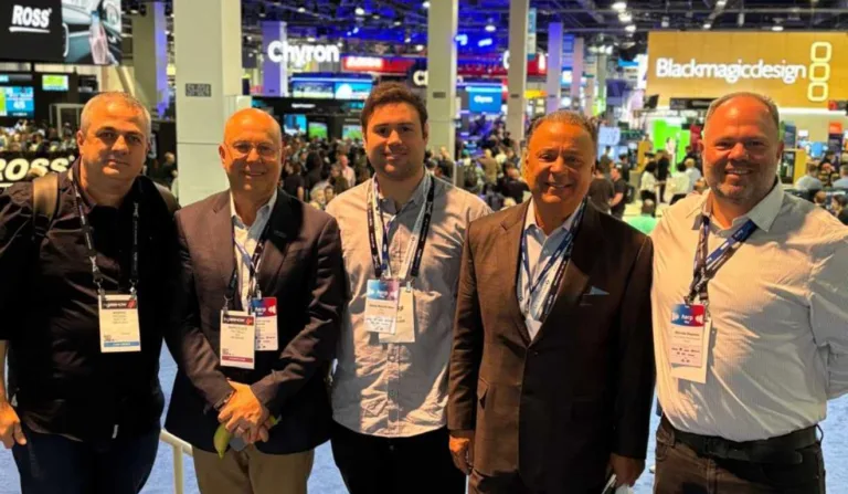 André Fronza, Marcelo Petrelli, Mario Petrelli Neto, Leonardo Petrelli e Marcelo Requena, na NAB Show 2025, em Las Vegas