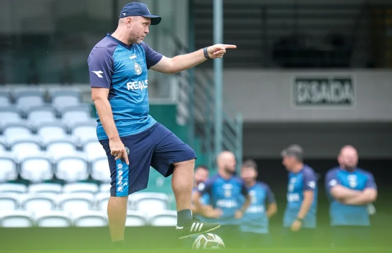 Técnico Mozart, do Coritiba.