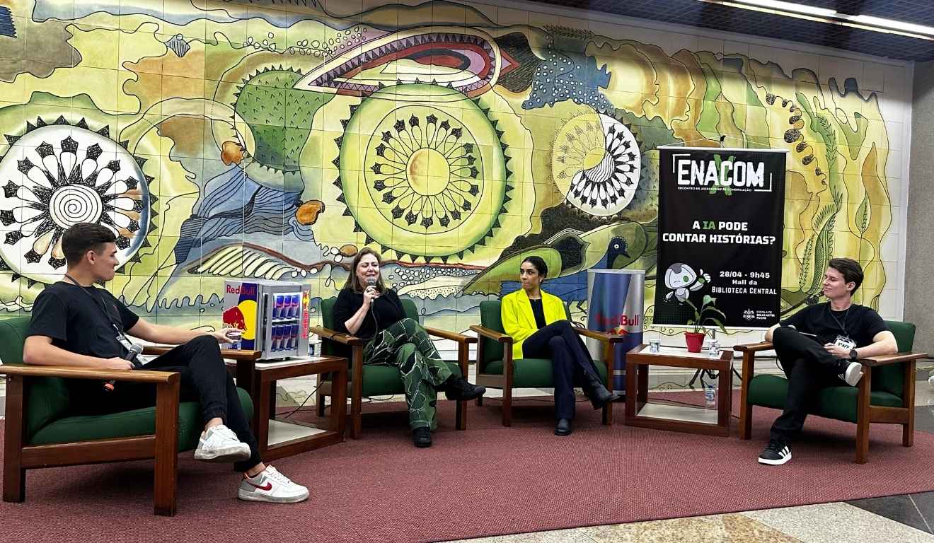 palestrantes discursando no enacom