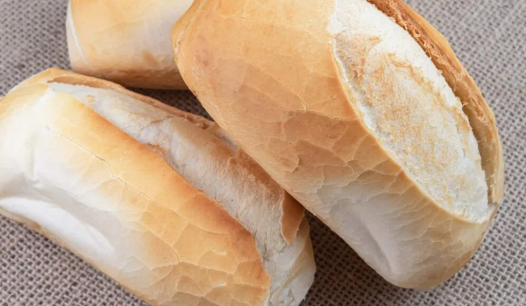 Pão francês em mesa
