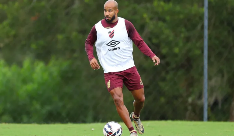 Patrick, meia do Athletico.