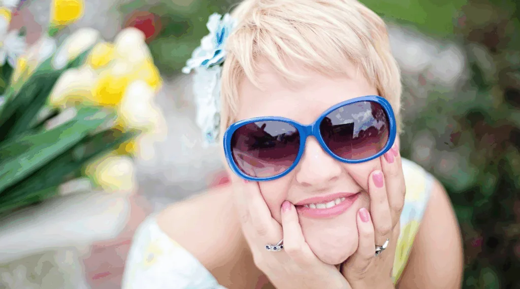 mulher loira de cabelo curto e óculos escuros