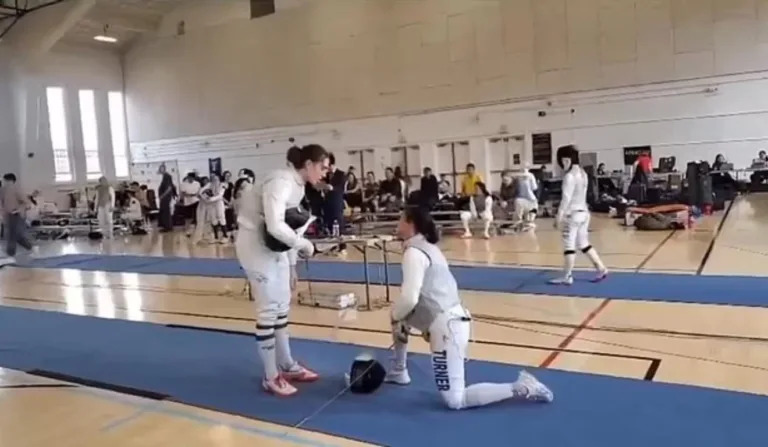 esgrimista protesta contra luta contra atleta trans