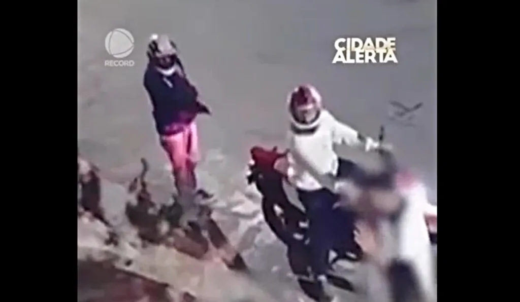 dupla de assaltantes desiste de roubar três amigos após um deles mostrar uma Bíblia, no Capão Redondo, em São Paulo