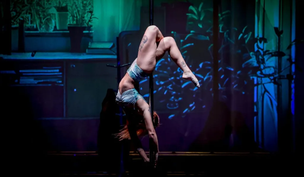 Mulher fazendo pole dance