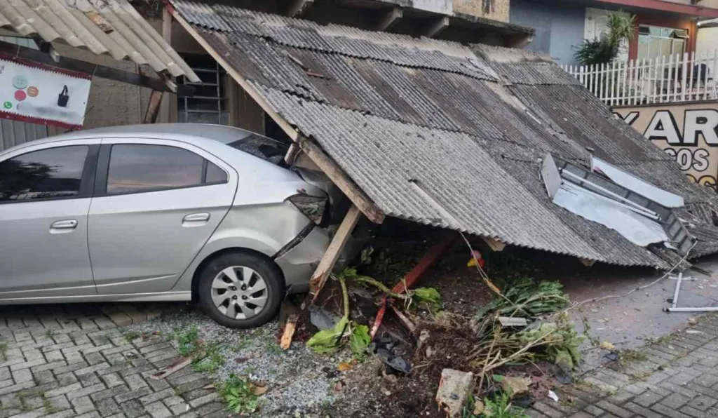 Estrutura da peixaria desabou devido ao acidente nesta madrugada 