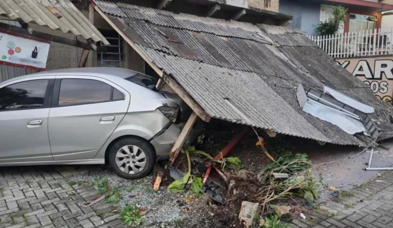 Estrutura da peixaria desabou devido ao acidente nesta madrugada