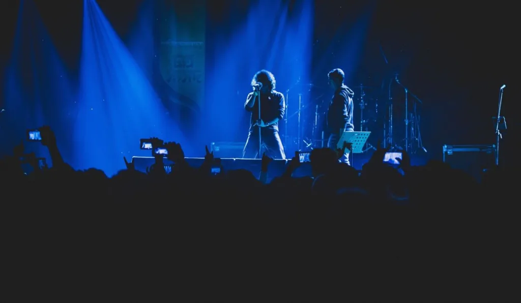 banda se apresentando em show