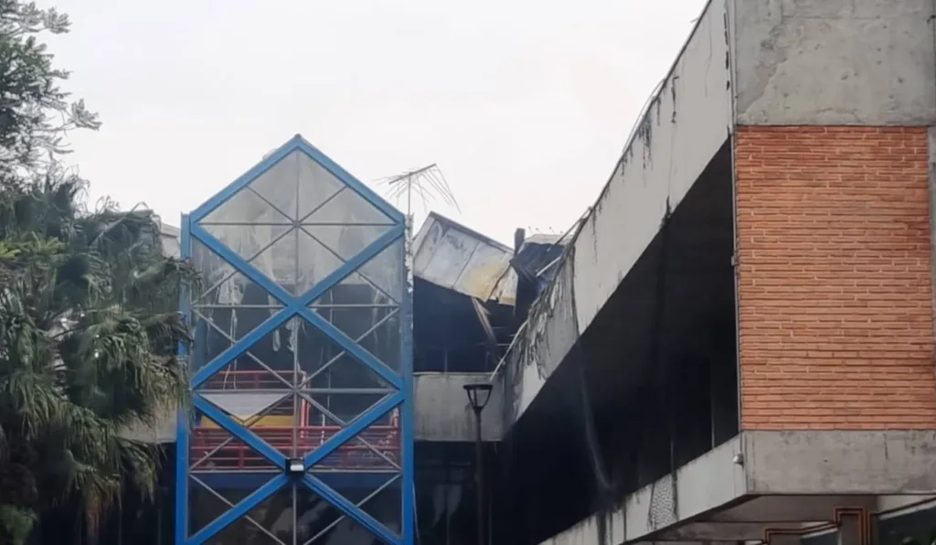 Incêndio destruiu o andar superior do bloco azul da PUCPR