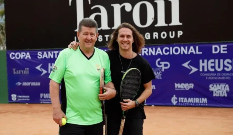 Ivan Kley e Vitor Kley em quadra de tênis.