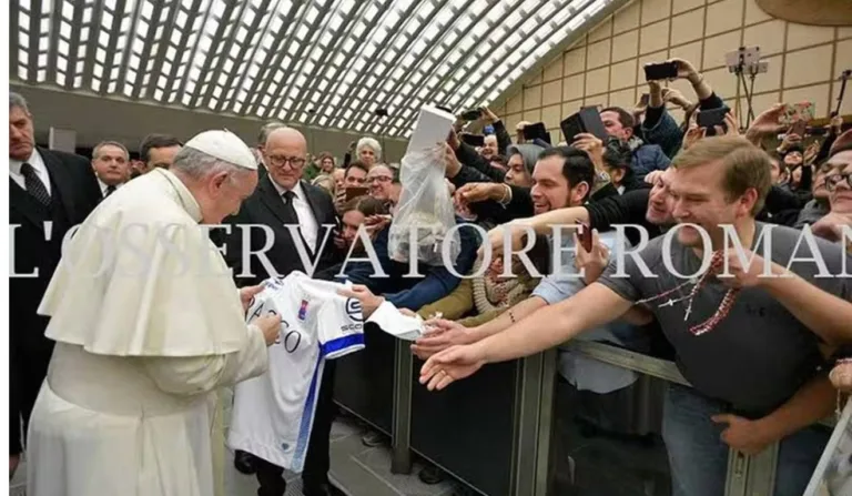 Papa Francisco com a camisa do Paraná Clube