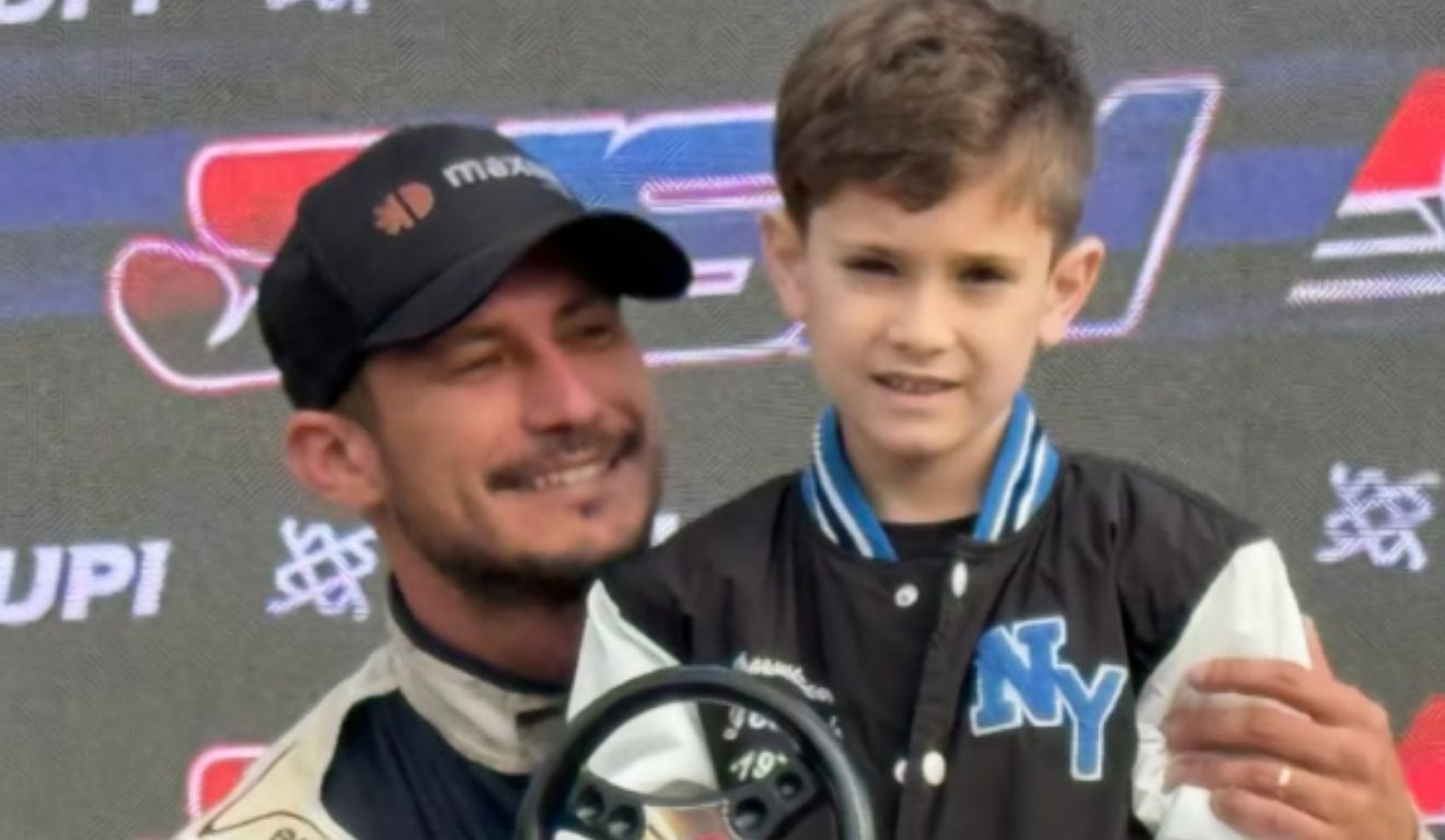 Piloto Eduardo Imamura com o filho, Bento