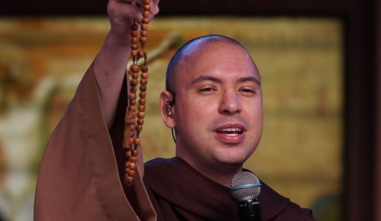 homem segurando um rosário e um microfone. Frei Gilson irá participar de acampamento católico