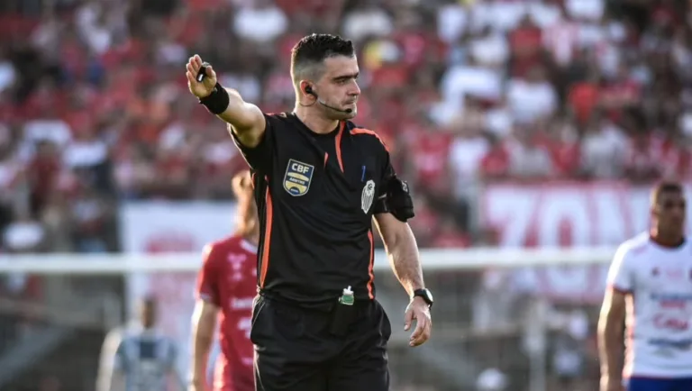 Árbitro André Ricardo Martins. (Foto: Instagram/ Eduardo Somer)