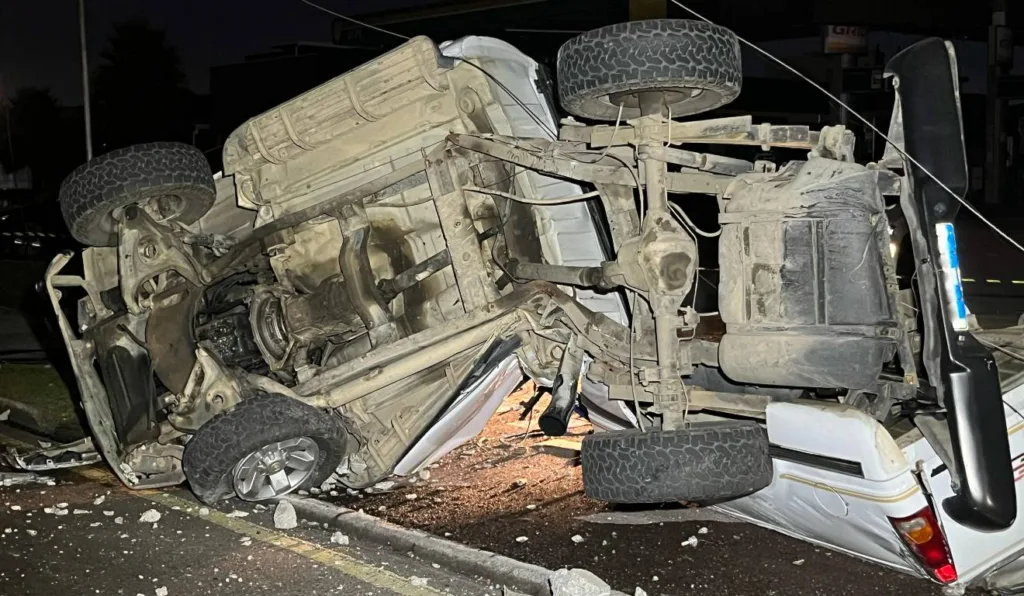 caminhonete enrosca em fios telefônicos e derruba postes na avenida Comendador Franco