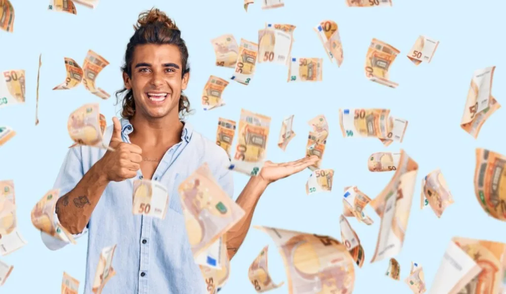 homem sorrindo em chuva de dinheiro